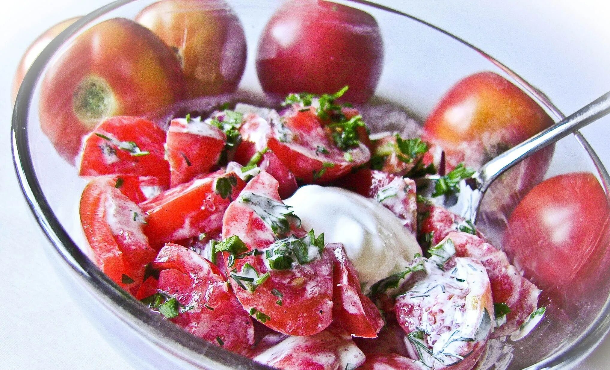 Салат из помидоров. Помидоры со сметаной. Салат из помидор с луком. Помидоры со сметаной. Помидоры со сметаной и луком.