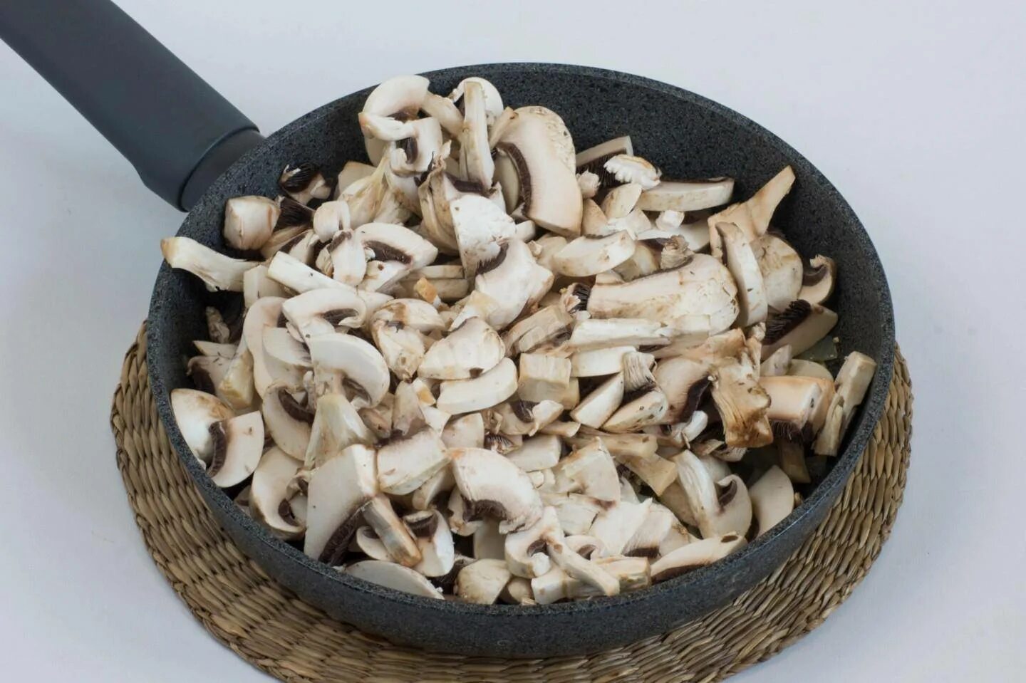 Вкусно пожарить шампиньоны на сковороде с луком. Грибы шампиньоны пассерованные. шампиньоны жареные на сковороде с луком. пассированные шампиньоны. шампиньоны сковороде шампиньоны.