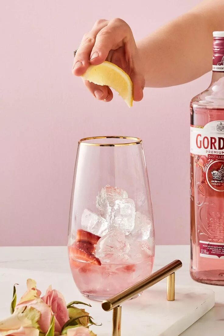 Gordons pink gin and tonic. Гордонс джин коктейли. Коктейль джин тоник пинк. Джин гордонс розовый. Джин напиток гордонс.