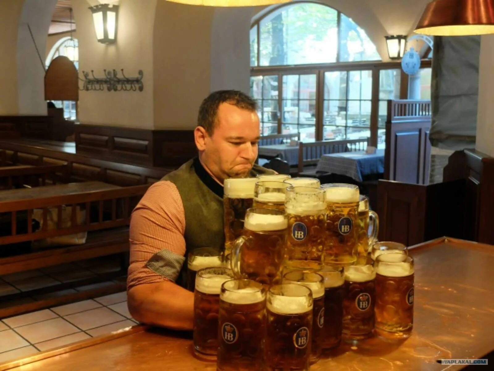 большие бокалы для пива. две девушки с пивом. где нальют мне кружечку пивка. где нальют мне кружечку пивка. попить пивка.