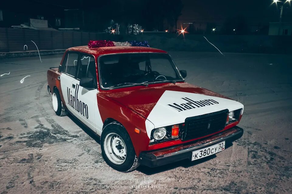 Bmw 525 marlboro. Bmw m5 e34- marlboro. Винил на 2107 мальборо. Мальборо машина. Форд мальборо.