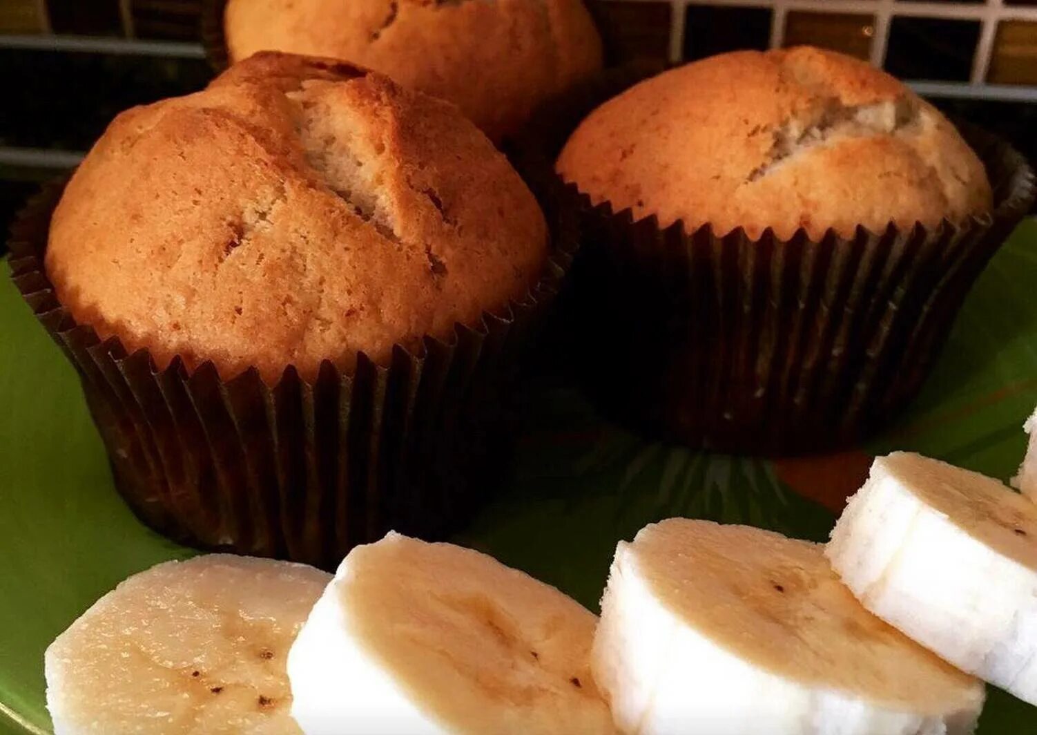 Запечь творог с бананом маффины. Рецепт пп кекса с бананом. Банановые булочки. Кекс с грецкими орехами. Банановый кекс с шоколадом в духовке.