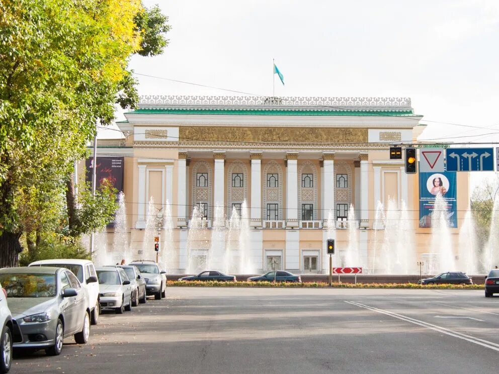 Возле театра оперы и балета