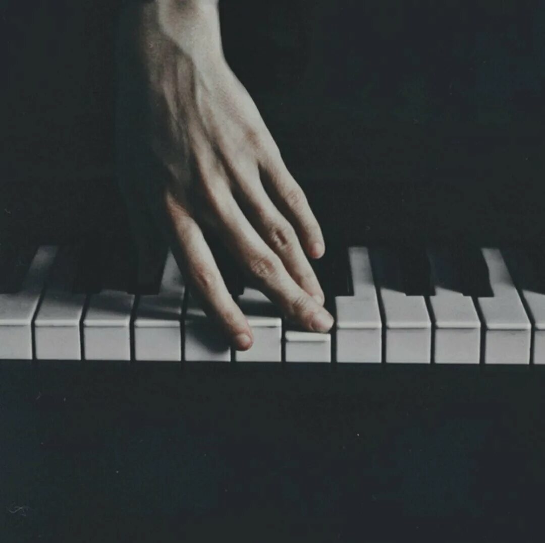 Гладит девушку по волосам. Чувства гиф. Блондинка и брюнет. Нежная slowed. Нежная slowed.
