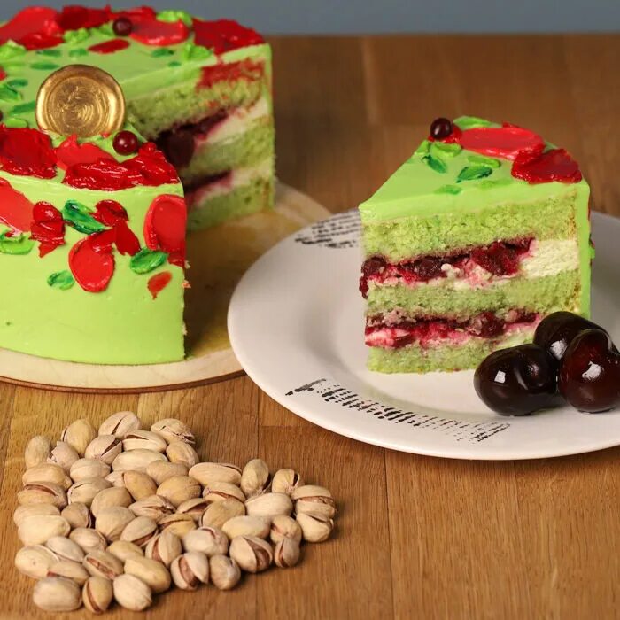 Фисташковый торт с вишней. Торт фисташка вишня. Мини торт фисташковый с ягодами. Фисташковый торт в коробке. Горбушка кондитерская