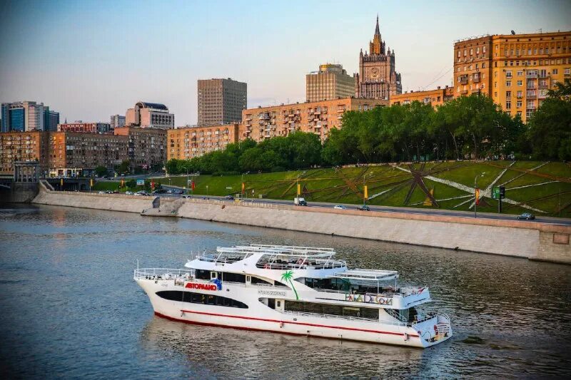 River tickets. Ривертикетс речные прогулки. Ривертикетс речные прогулки. Теплоходы для прогулки rivertickets в петербурге. Теплоход юнга москва речные прогулки.