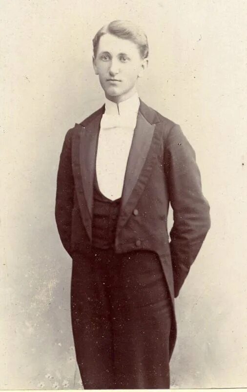 Человек в сером сюртуке. Мода викторианской эпохи 1860 мужчина. Лакей 19 века. Мужская мода Эдвардианская эпоха 1900. Лакей 1880.