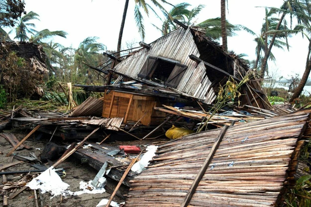 После долгих дождей. Стихийные бедствия. Стихийные бедствия на Мадагаскаре. Тропический циклон. Тропический шторм в Африке.