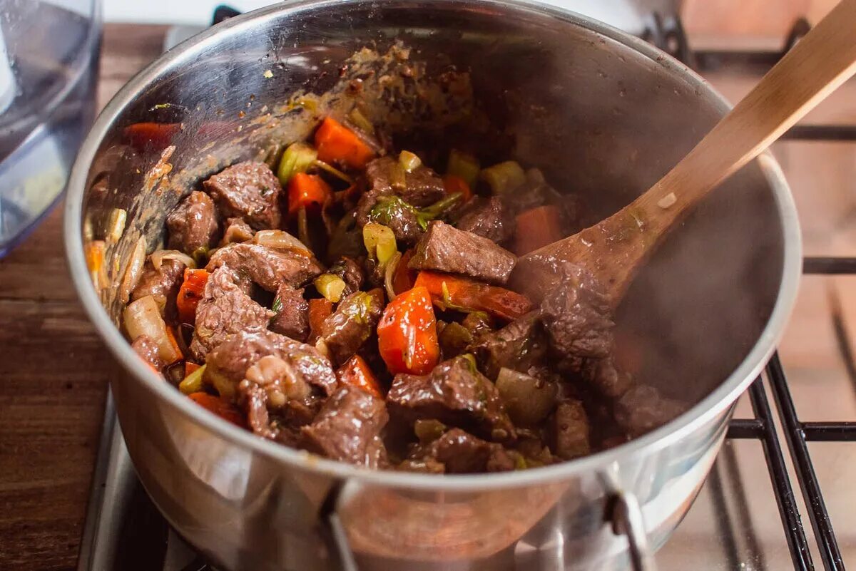 Мясо с овощами в собственном соку. Гуляш в казане. рагу телячье рагу телячье. мясное рагу. мясо тушеное с овощами.