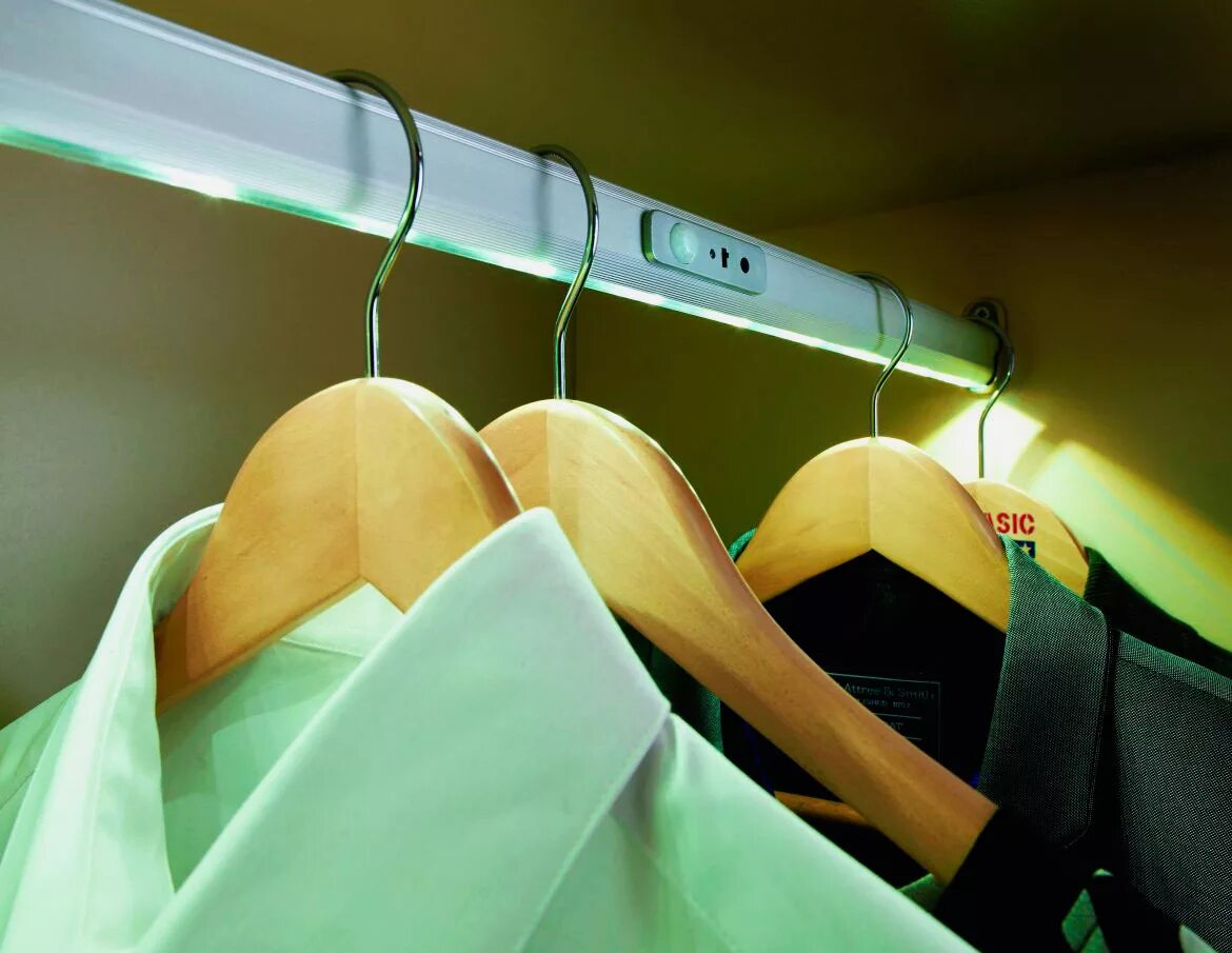 Штанга для вешалок в шкаф. Подсветка штанги в шкафу. Штанга с подсветкой для одежды. Мдм штанга для одежды с подсветкой. Штанга с подсветкой для одежды.