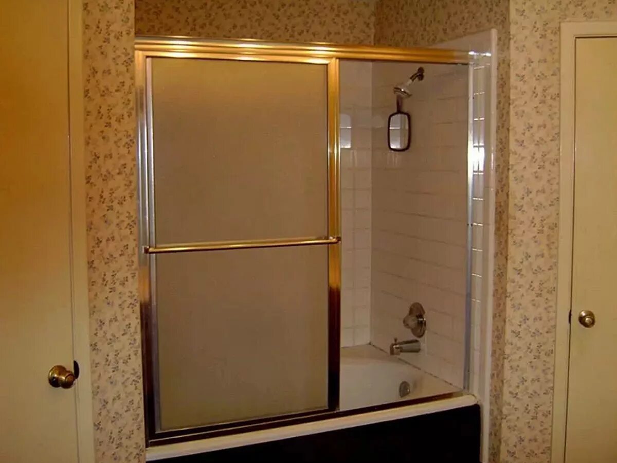 Стеклянные двери в ванну. Стеклянные двери для ванны. Стеклянная дверь в санузел. Раздвижные стеклянные двери в ванную. Стеклянные дверцы в ванную.