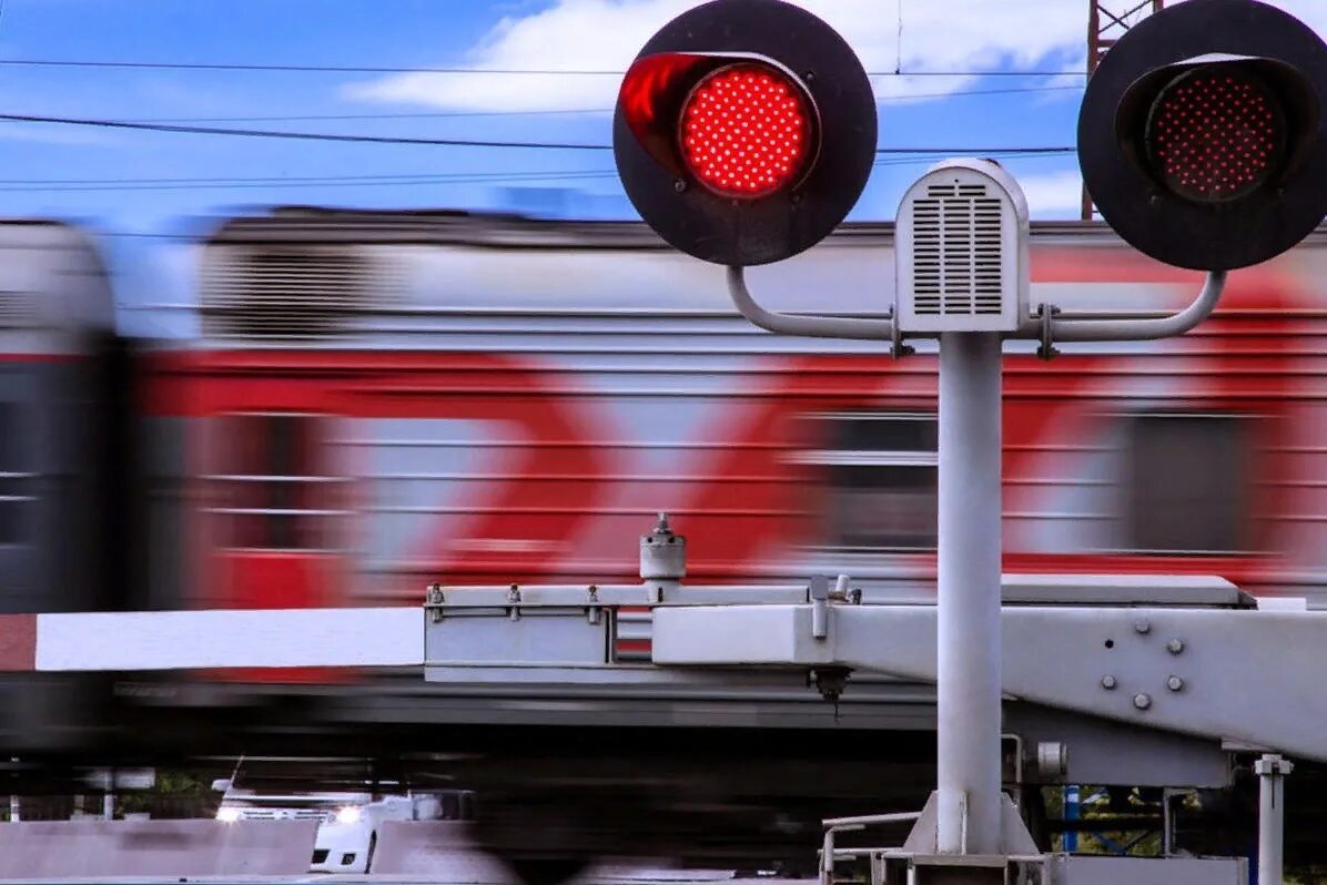 Закрытие движения поездов. Железнодорожный переезд. Желенодорожныйпереезд. Светофор для поездов. Жэлезнадорожныйпириед.