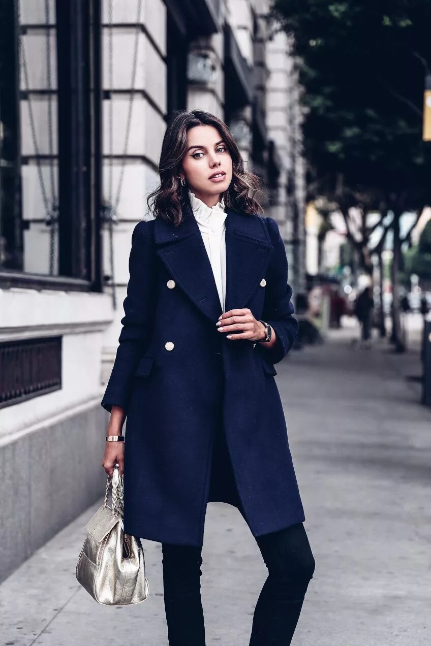 Анна селезнева стрит стайл. Серое пальто женское. Образы с бежевым пальто. Черное пальто стиль. Образы с пальто.