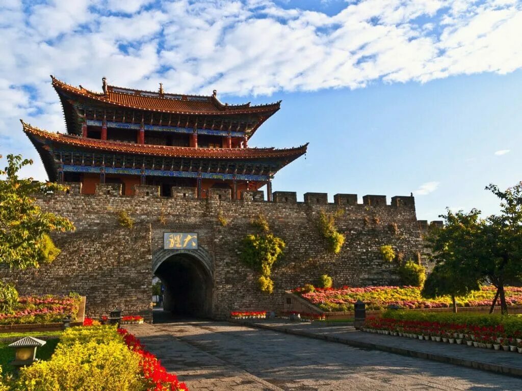 Фонетическая транскрипция пиньинь. Китайский алфавит с транскрипцией. Китайские звуки произношение. Жители китая. Китайский язык слова.