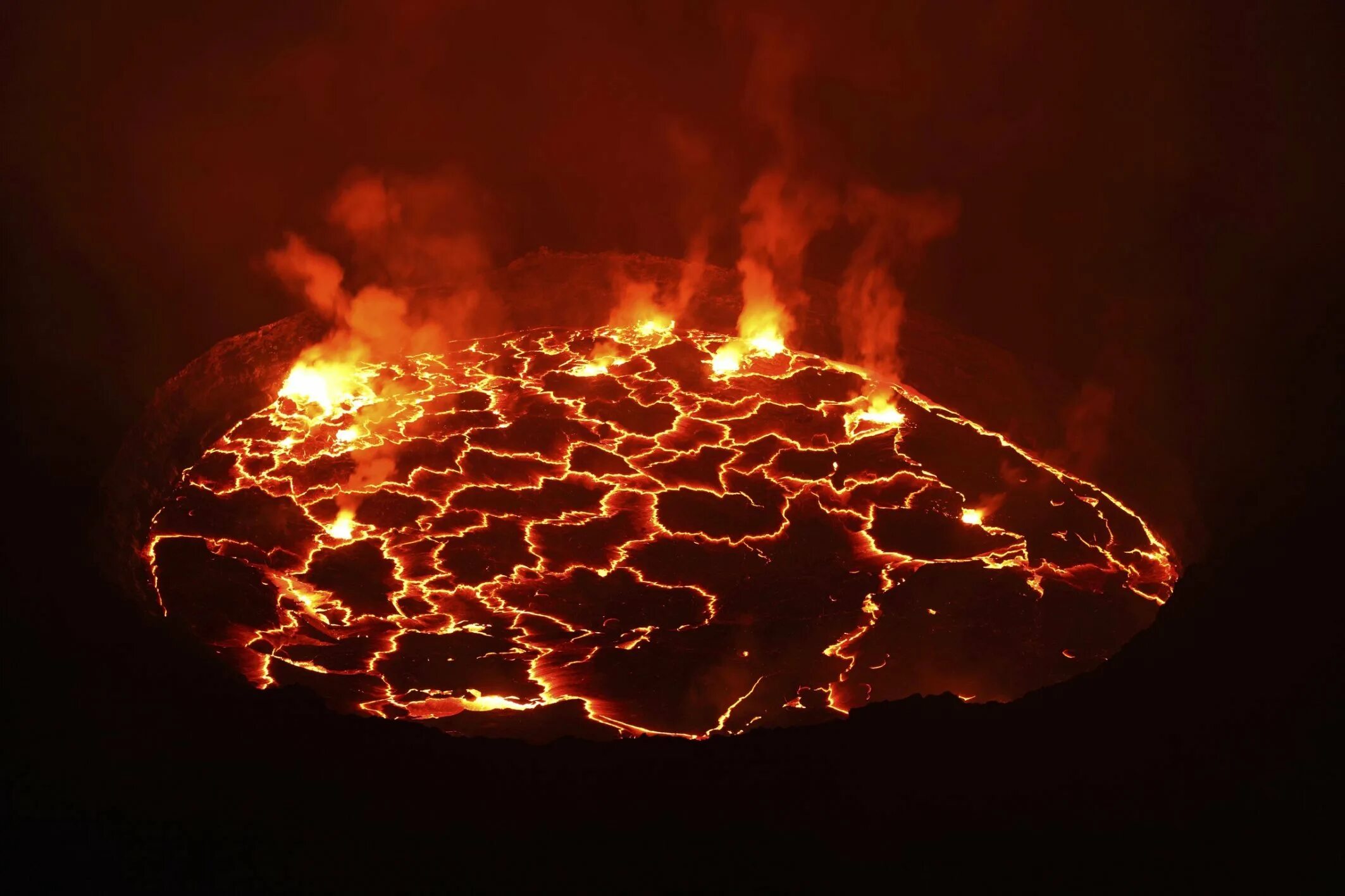 Вулкан Ньирагонго. Вулкан в Конго Ньирагонго. Lava Lava кипящая лава. Ньирагонго 2002. Кипящая земля