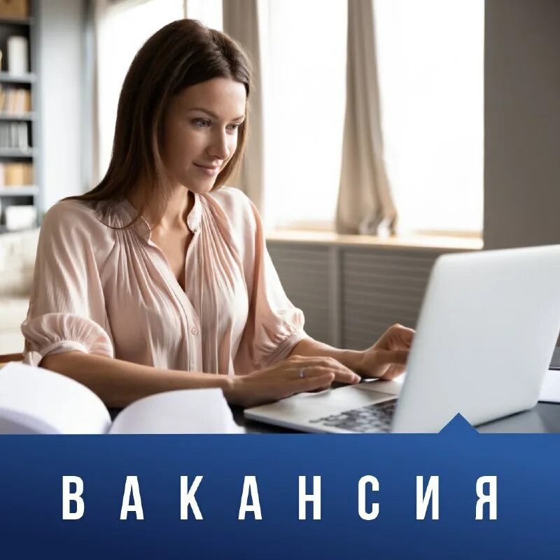 Мужчина в офисе за компьютером. Удаленная работа аналитика данных. Информационные технологии в бизнесе. Исследование работы. Работа бизнес аналитика.