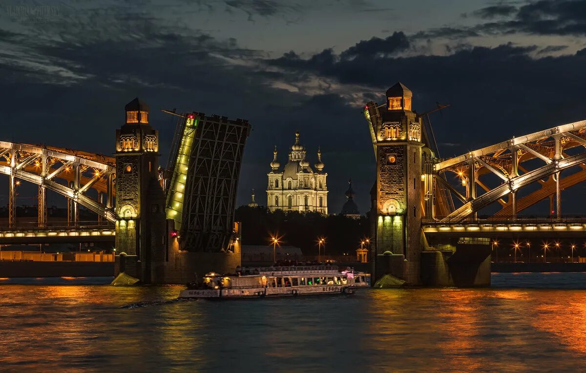 Прогулка на теплоходе развод мостов. Мост Петра Великого в Санкт-Петербурге. Мост Петра Великого в Санкт-Петербурге с воды. Ночной Питер на теплоходе. Теплоход Санкт Петербург разводные мосты.