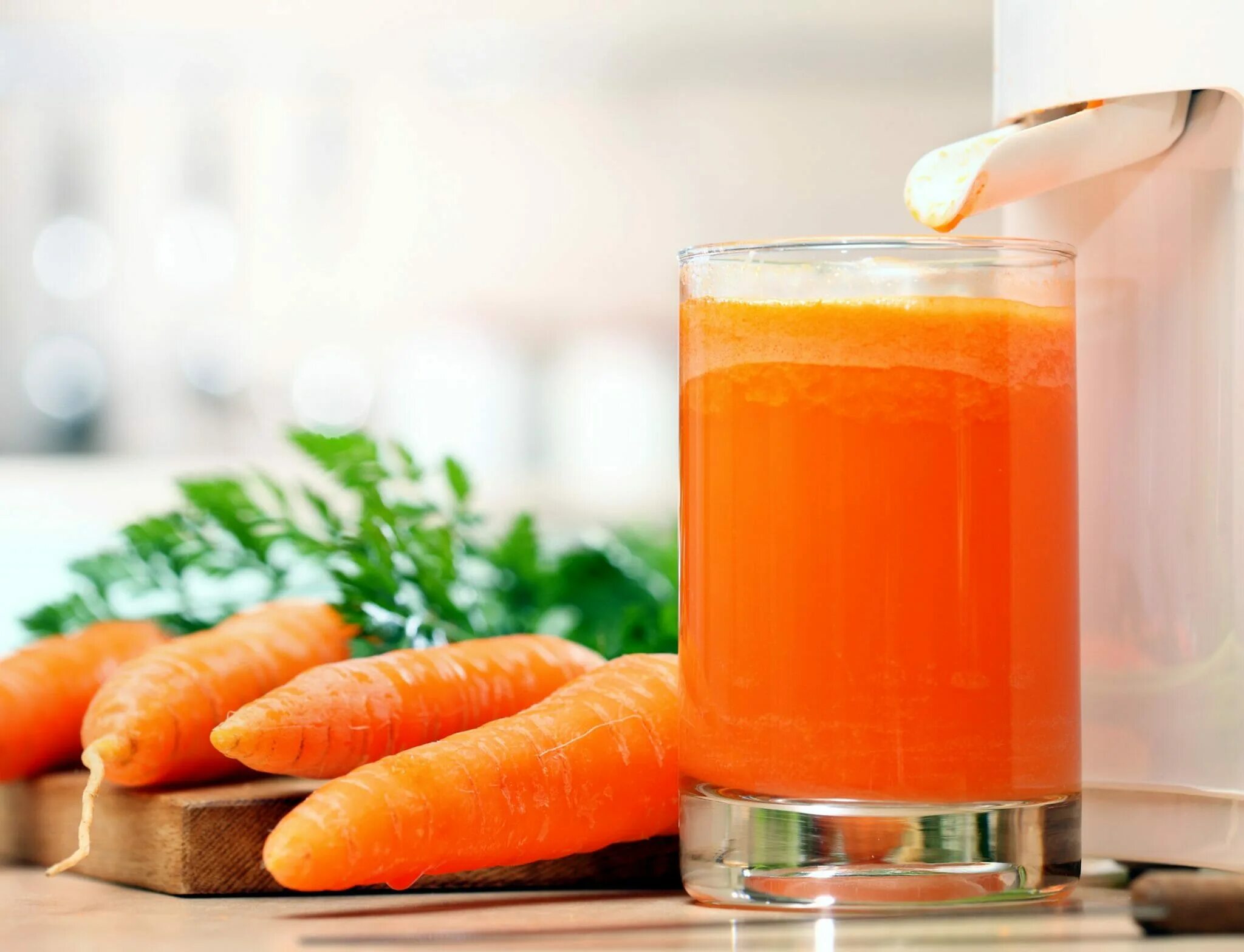 Морковный сок. Морковь сок. Свежевыжатый морковный сок. Сок из моркови.
