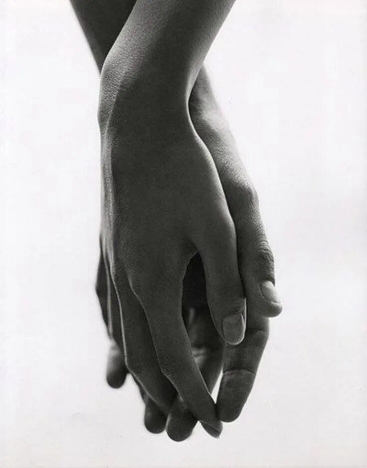Любовь с концов пальцев. Прикосновение рук. Мужская и женская рука. Сплетение рук. Прикосновение ладоней.