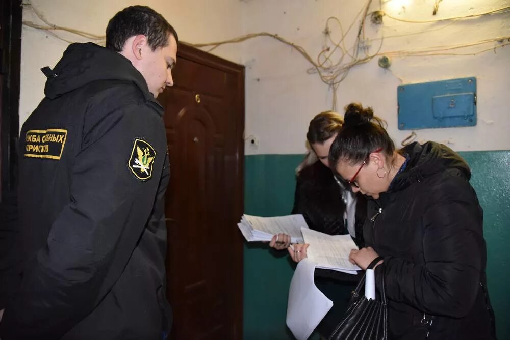 долг за квартиру дмитриев фото. узнать задолженность у судебных. фссп новости. фссп фото. судебные приставы выселяют.