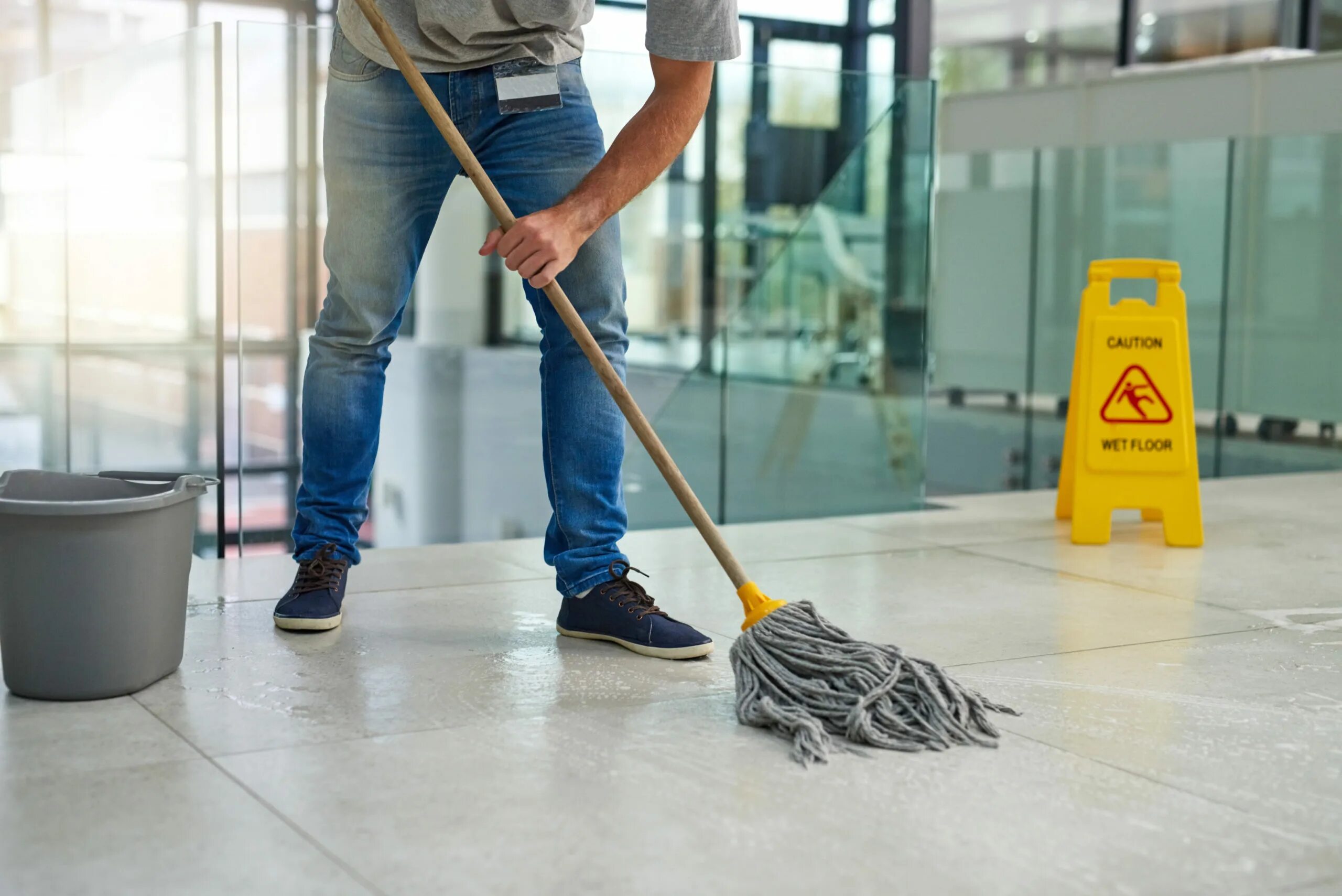 Heavy cleaning. Уборщик. Уборщик мужчина. Уборка помещений. Профессиональный клининг.