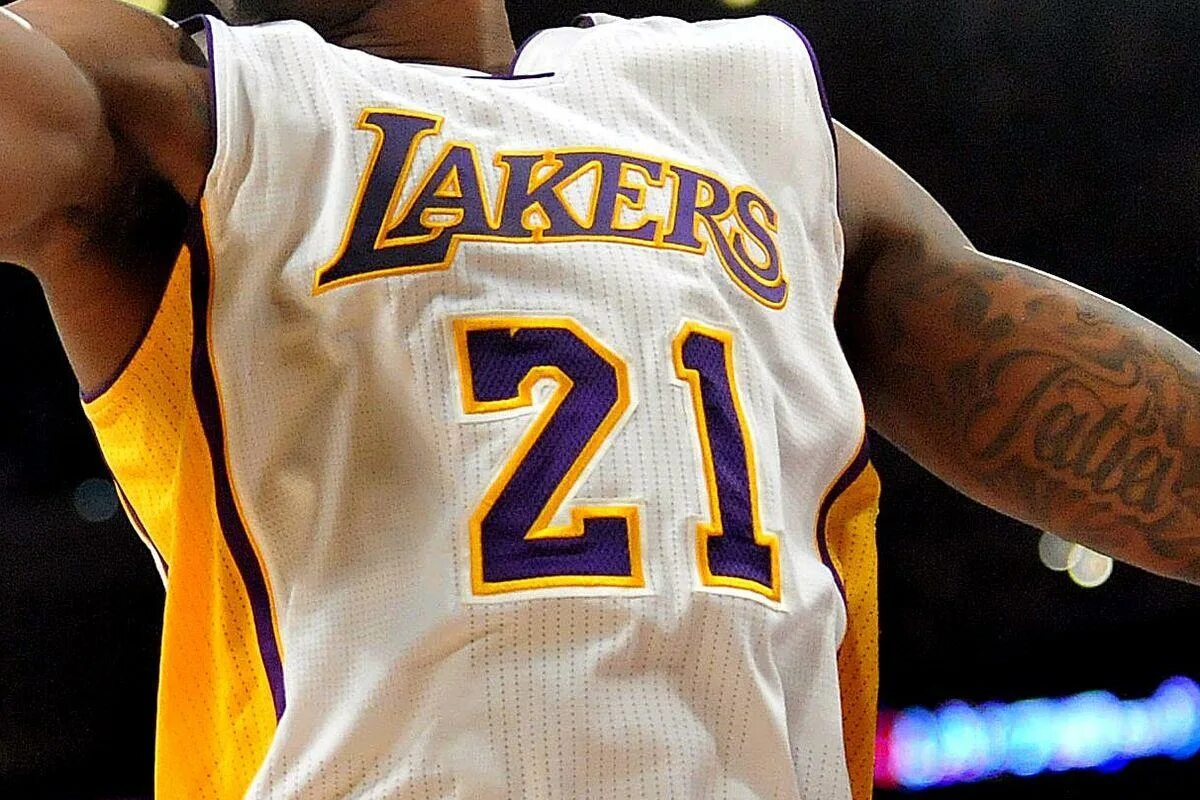 Под номером 21. Nba 21 номер. атланта лейкерс нба. 21 номер баскетболист. игроки нба с 21 номером.