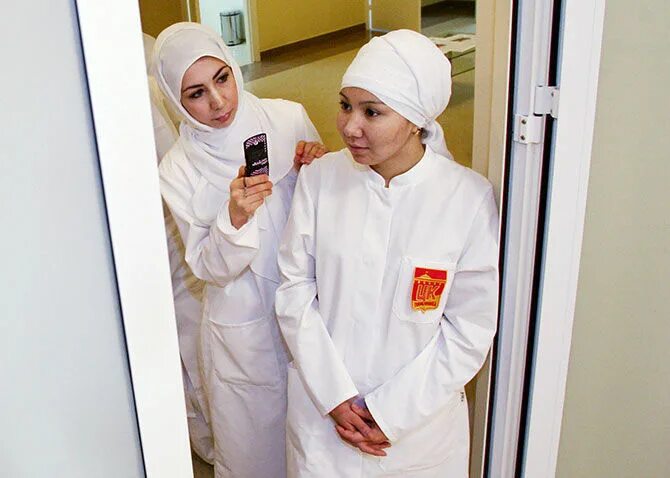 Медсестра мусульманка. Медик в хиджабе. Врач в хиджабе. Медицинский халат для мусульманок.
