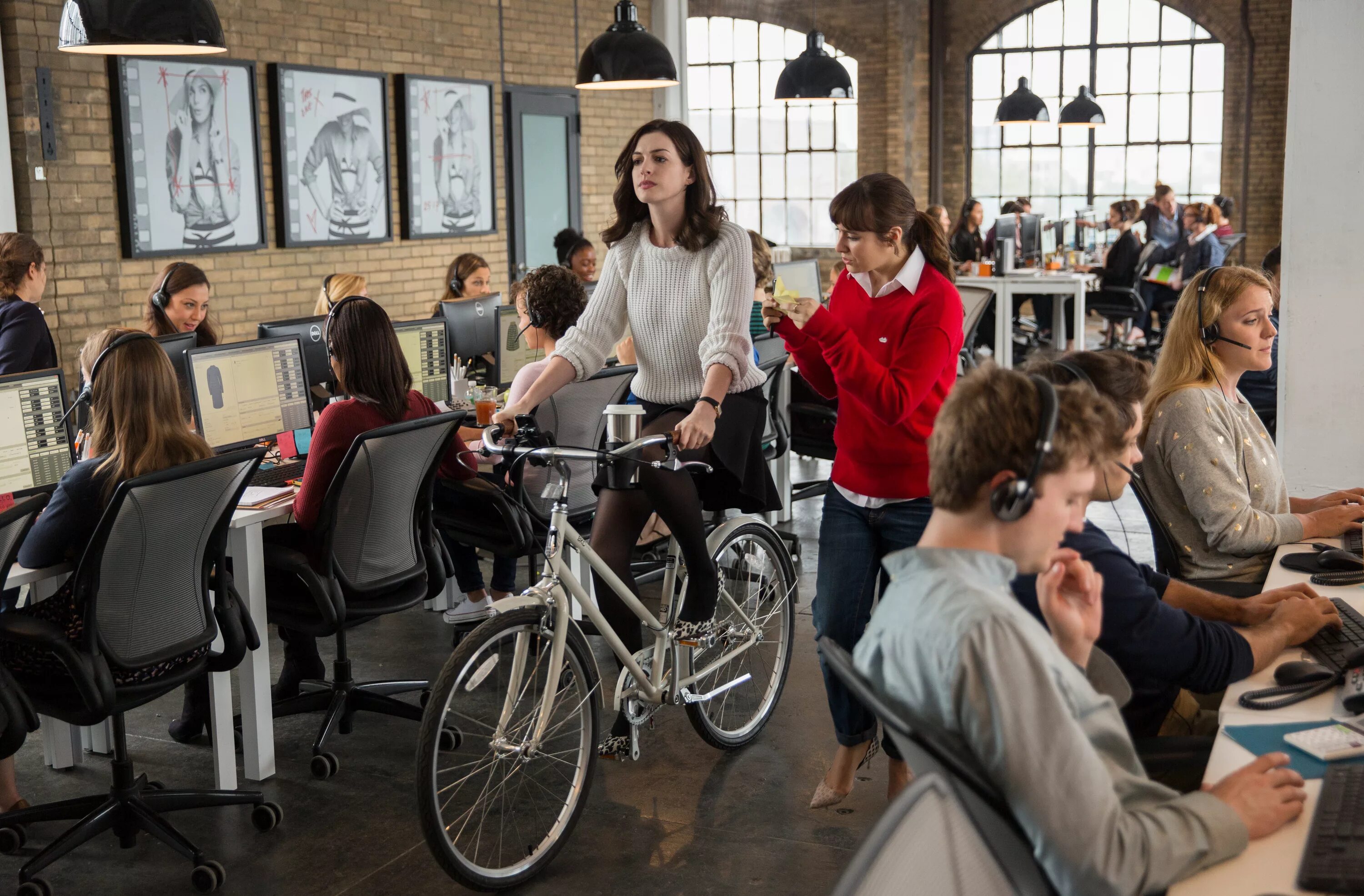 Энн хэтэуэй в фильме стажер. Стажёр фильм 2015. Энн хэтэуэй стажер. Стажер 2015. Хэтэуэй стажер.