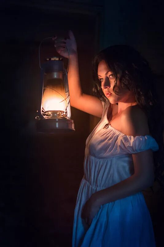 Человек с фонариком в темноте. Держа фонарь под полою. Человек светит фонариком. Держа фонарь под полою. Мужчина в лесу с фонариком.