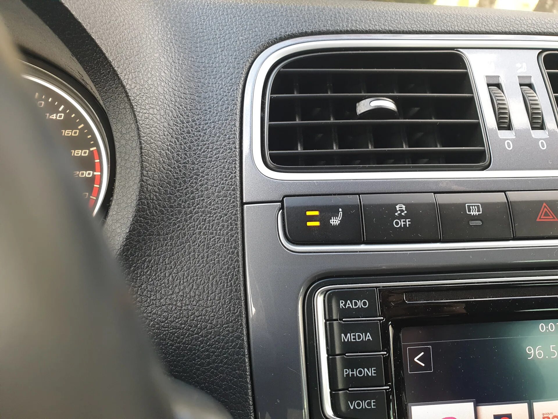 Поло подогрев. Подогреватель двс 220в для поло седан. Джойстик подогрева зеркал поло 2015. Кнопка обогрева сидения поло седан 2013. Usb кнопка volkswagen polo sedan.