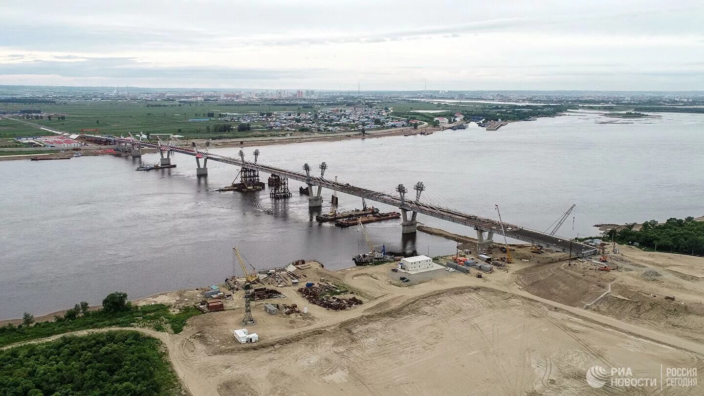 Река Амур Благовещенск и Хэйхэ. Мост Благовещенск Хэйхэ. Мост через Амур в Благовещенске. Благовещенск река Амур Китай. Россия граничит с китаем через реку