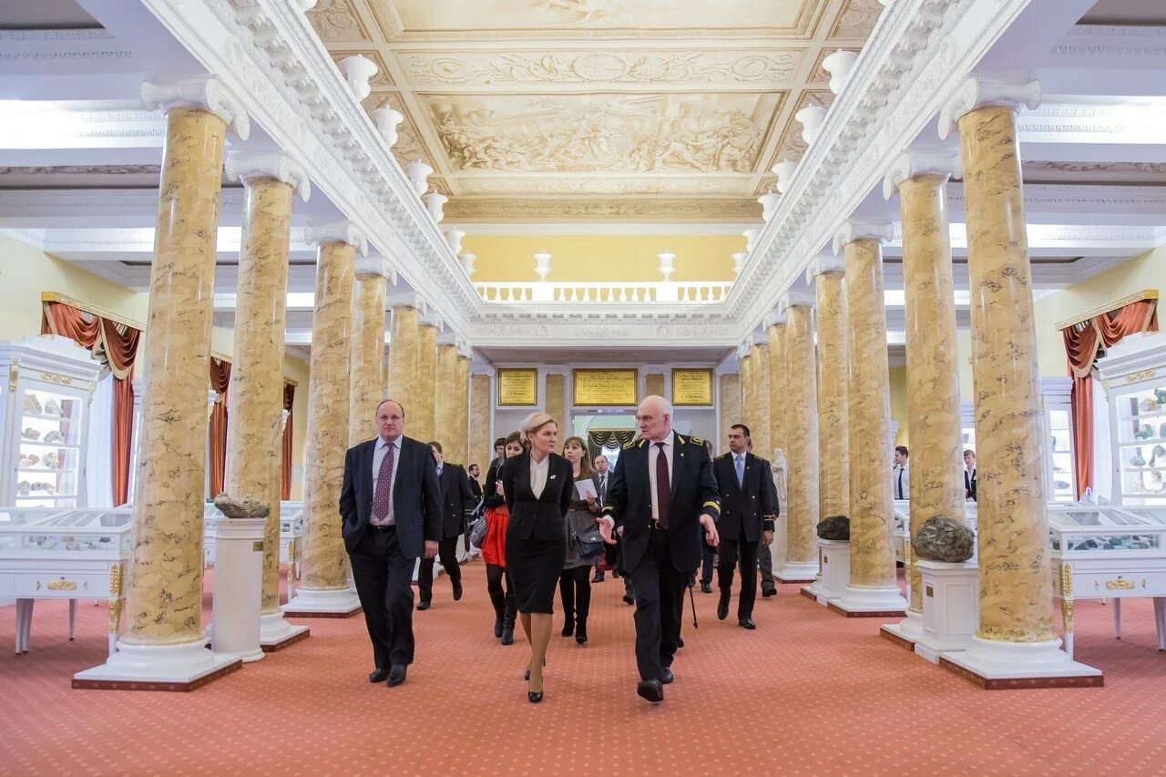 Спб горный сайт. Санкт-Петербургский горный университет музей. СПБГУ горный университет. Горный университет Питер внутри. Горный университет колонный зал.