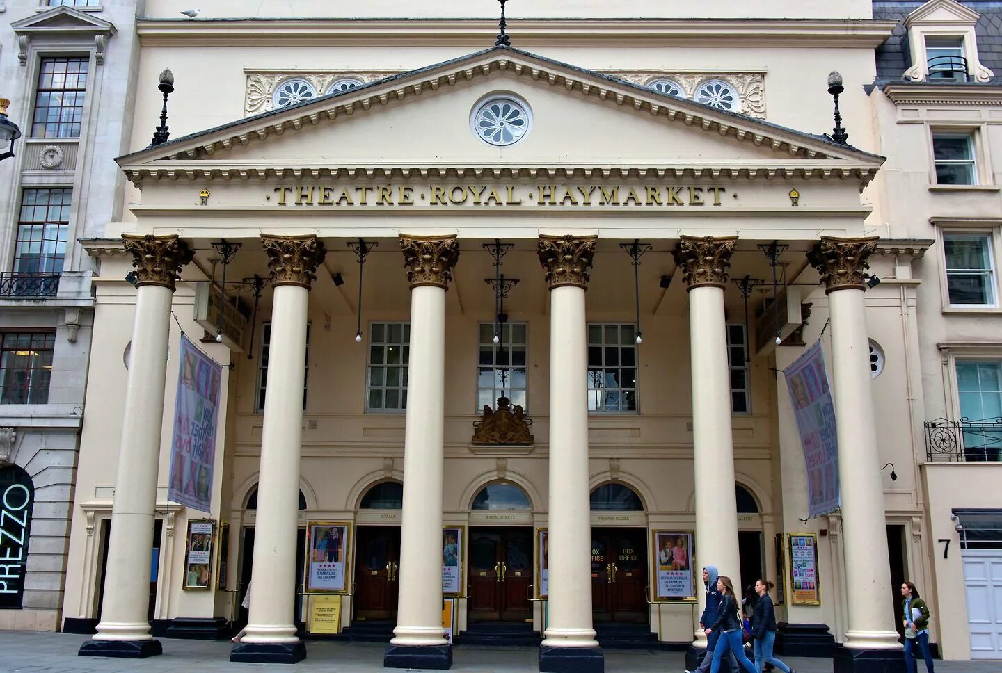Королевский театр Хеймаркет. Джон Нэш. Theatre Royal Haymarket, Лондон. Роял Хаймаркет театр Лондон. Театр Ньюкасл.