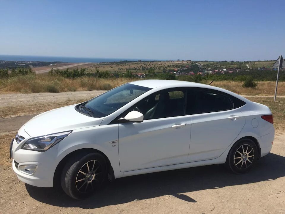 Диски на солярис r15. Hyundai solaris r15. hyundai solaris 2016 с дисками.