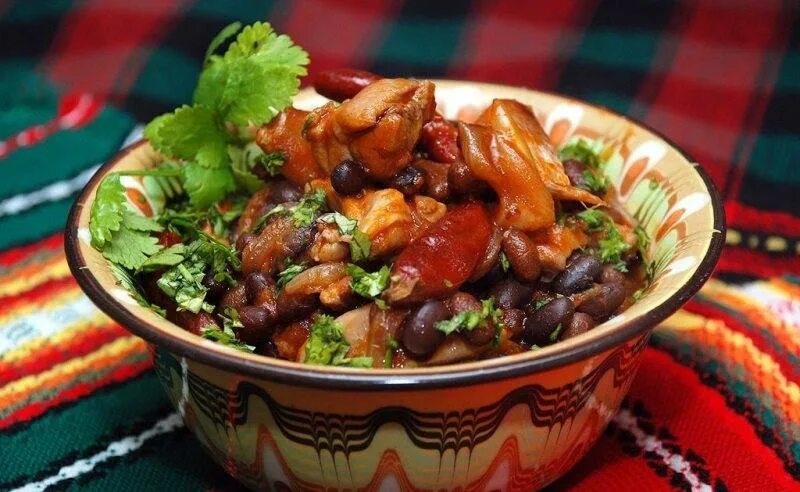 Жареная курица с фасолью. Жаркое с фасолью. курица с фасолью. фасоль с говядиной тушеная. тушеная говядина с овощами и фасолью.