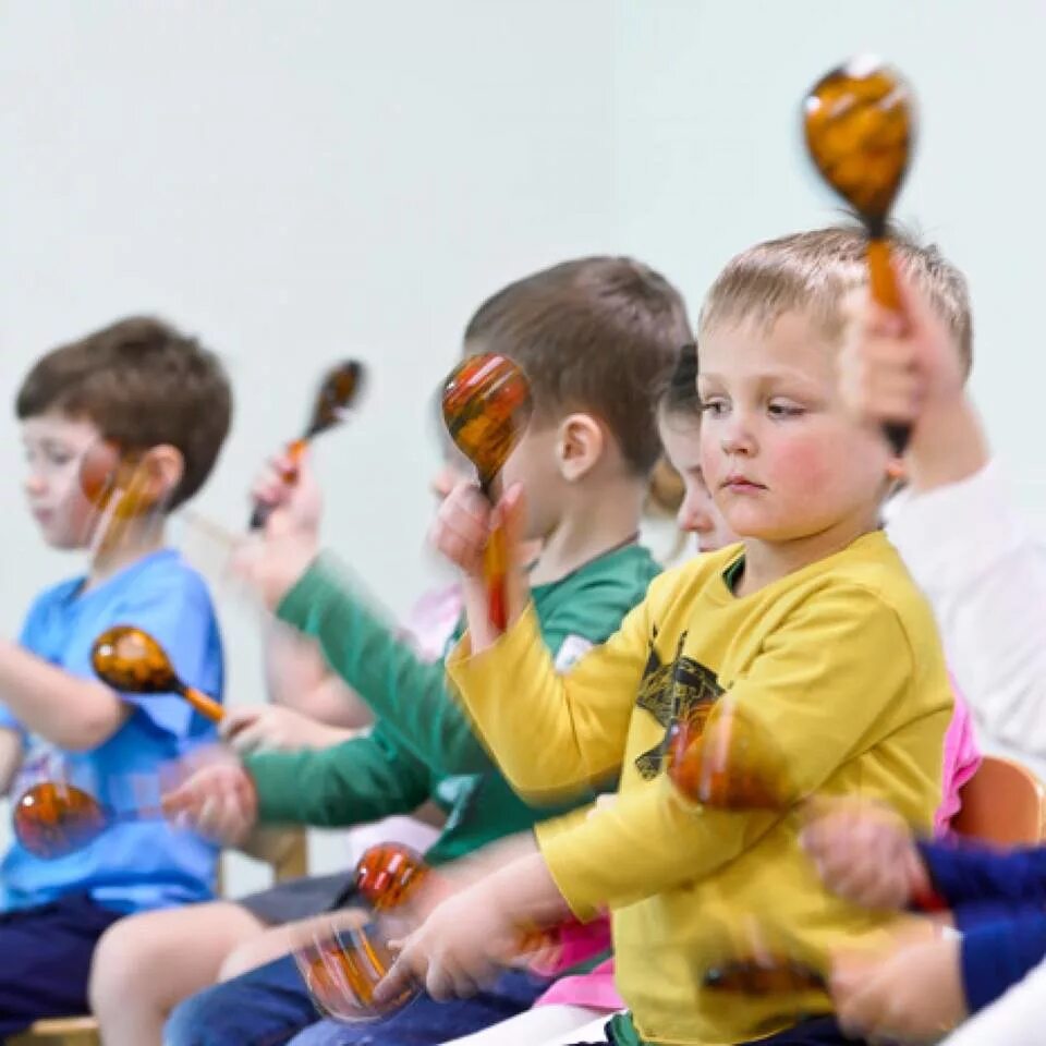 Детские музыкальные занятия. Дошкольники на музыкальном занятии. Музыкальные занятия для малышей. Музыкальное занятие детсад. Музыкальное занятие игры на инструментах