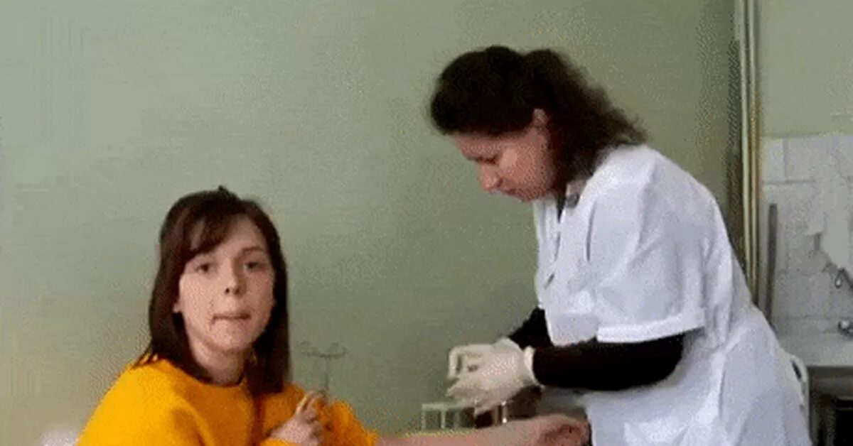 Где девочки уколы делают. Медосмотр женщин. уколы детям в школе в ягодицу.
