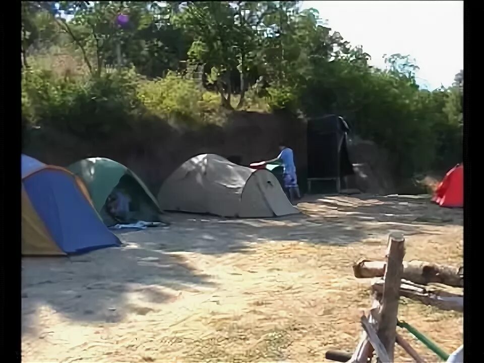 Http camping ru. Алушта палаточный лагерь. Палаточный городок Алушта Крым. Турприют Вымпел Крым. Бухта Инал кемпинг в палатках.