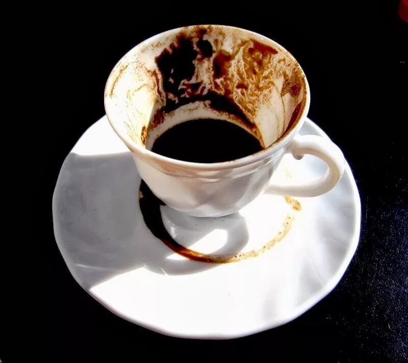 Кофе гадания на кофейной. Чашка с кофейной гущей. Кофейная Гуща. Чашка для гадания на кофейной гуще. Кофе и кофейная Гуща.
