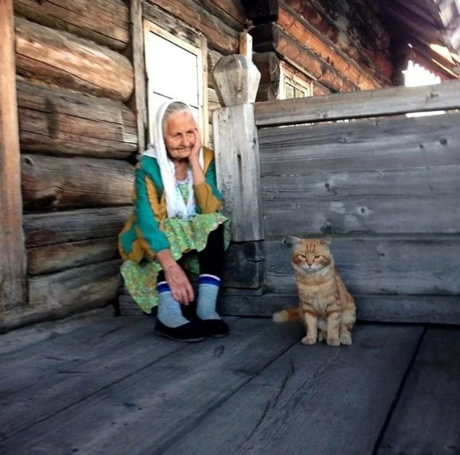 Бабушка в деревенском доме. Фотосессия в деревенском доме. Кошка в деревне. Старушка на крыльце.