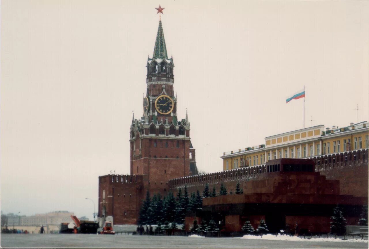 Кремлевская ссср. Московский Кремль 1991. Московский Кремль 1991 СССР. Флаг России над Кремлем 1991. Москва Спасская башня 1960.