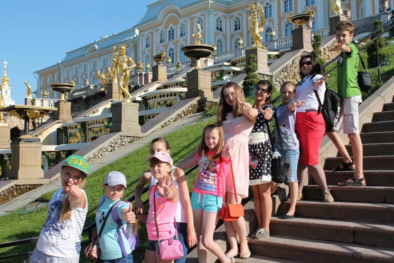 Куда поехать на каникулы россия. Дети на экскурсии. Экскурсии для школьников. Школьники на экскурсии. Детская экскурсия.