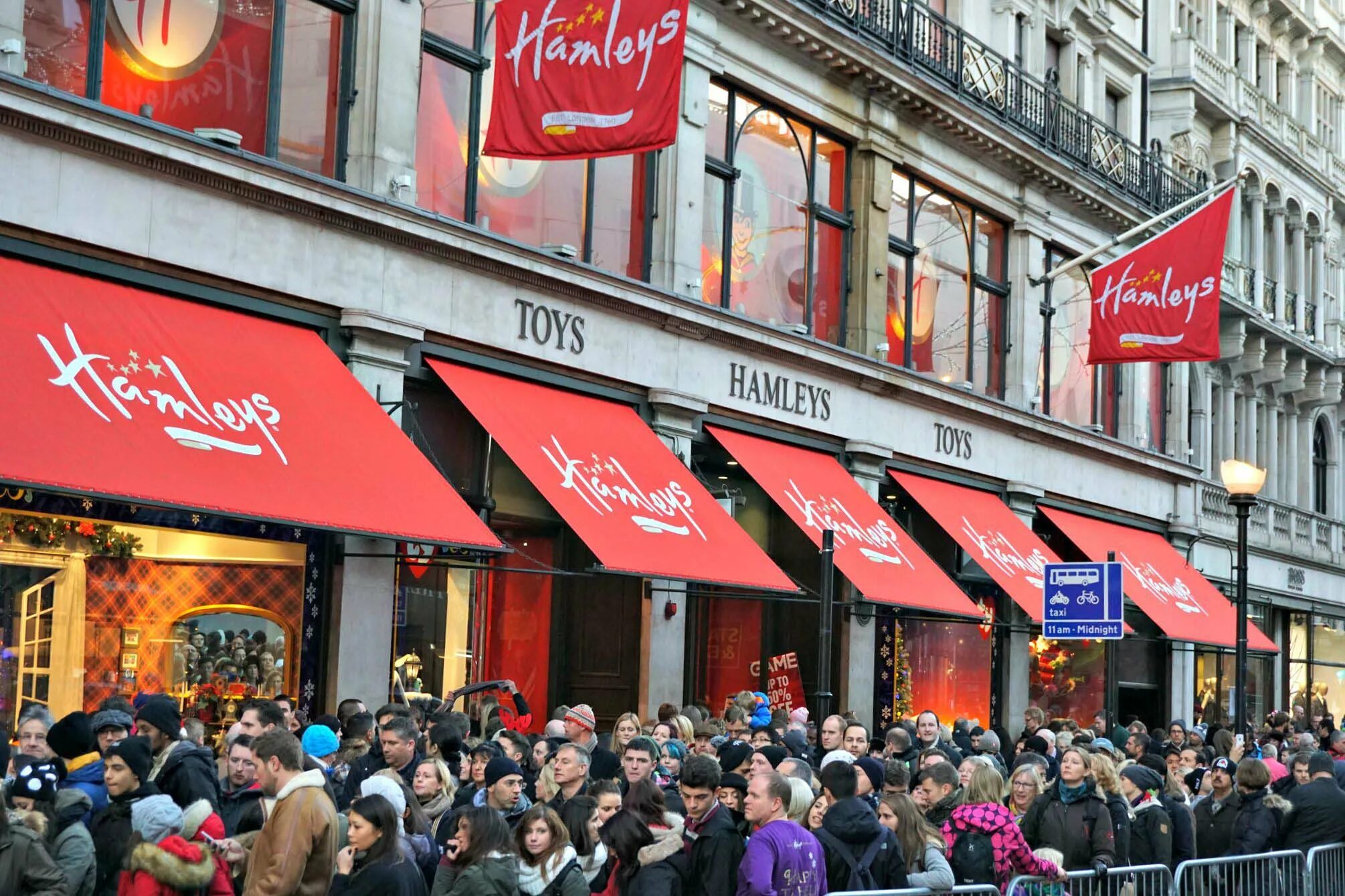 Hamleys london. Хамлес магазин игрушек Лондон. Хемлис магазин игрушек в Лондоне. Hamleys магазин игрушек в Лондоне. Хамлес магазин в Лондоне.