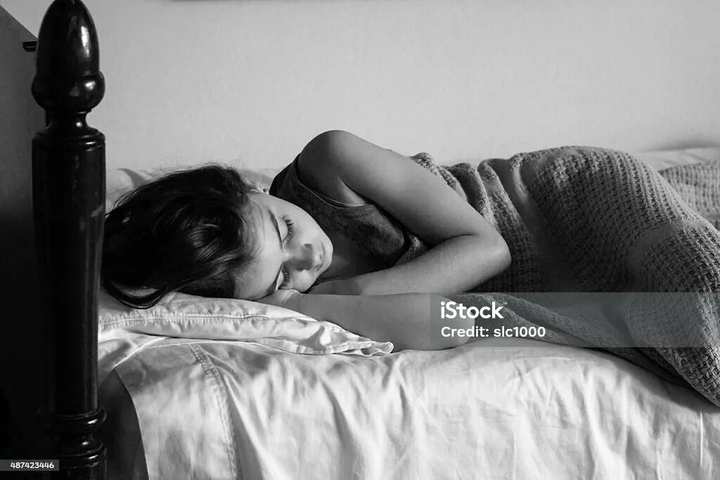 Спящие девушки в нижнем белье. Сон на спине. Алина майер паневская слитый онлифанс. Девушка лежит на кровати. Девушка спит в темноте.