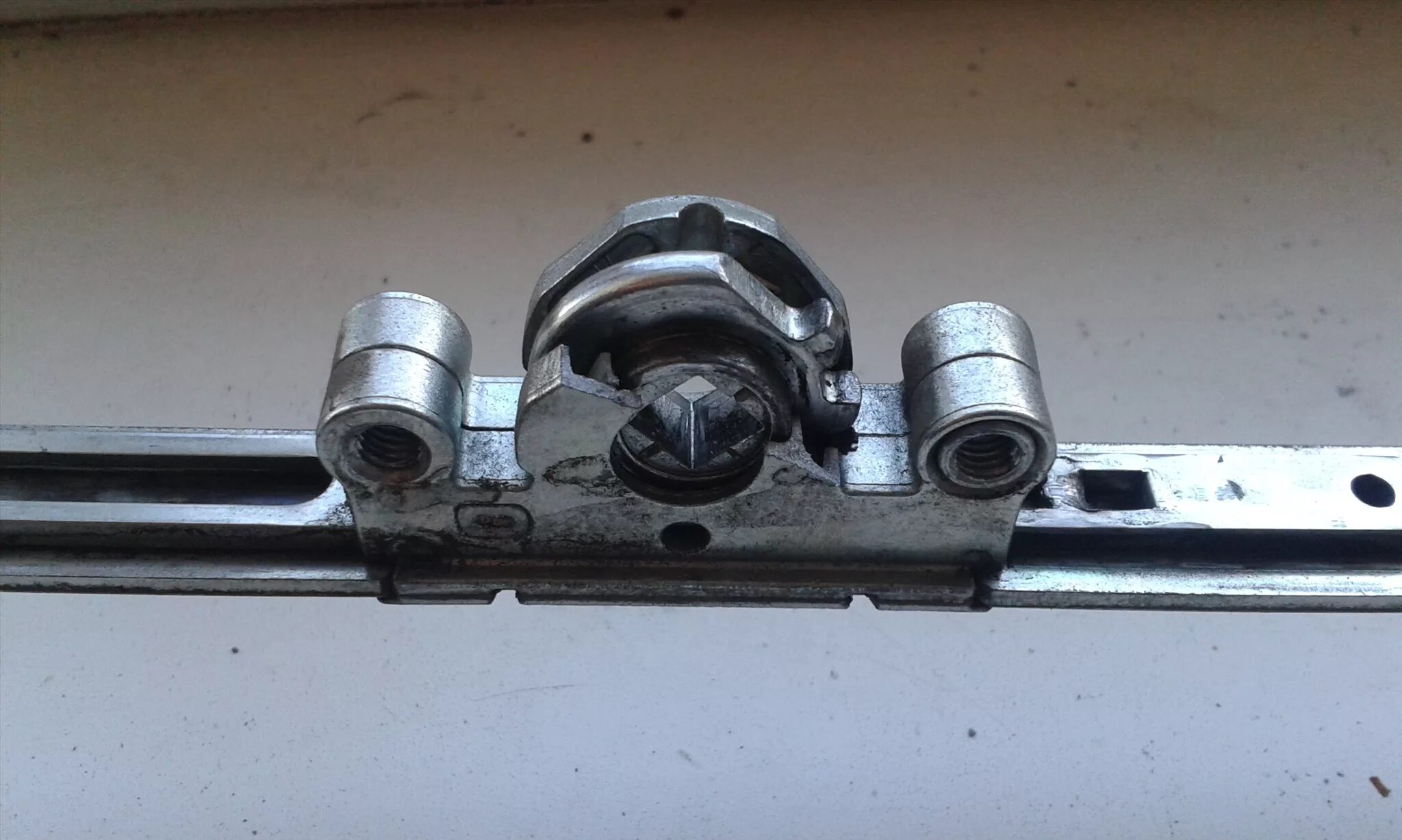 поворотно откидной запор roto. рото нт основной запор 15 мм. запорный механизм пластиковых. поворотно-откидной запор 1201-1600 переменная рото nt. запорный механизм пластиковых дверей.