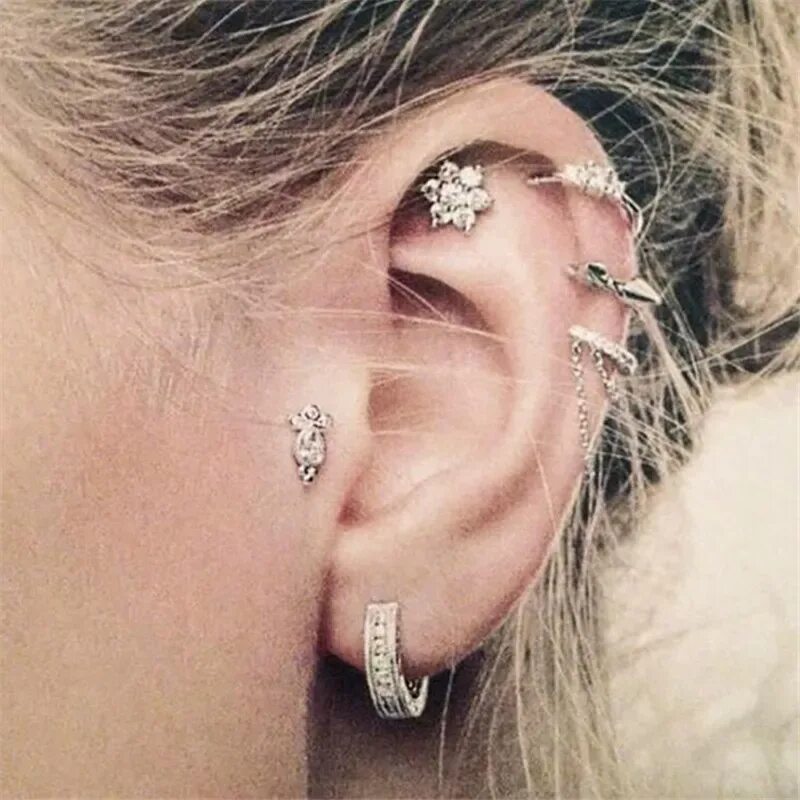 Серьга в ухе девушки