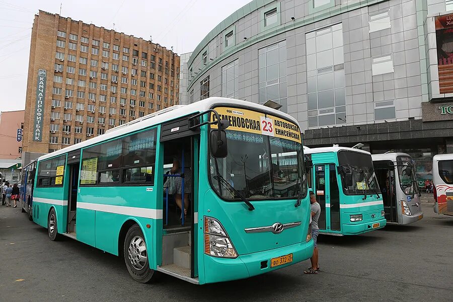 Автобус 98д владивосток. Владивостокский автобус. Движение автобусов. Городской автобус владивосток. Общественный транспорт владивостока.