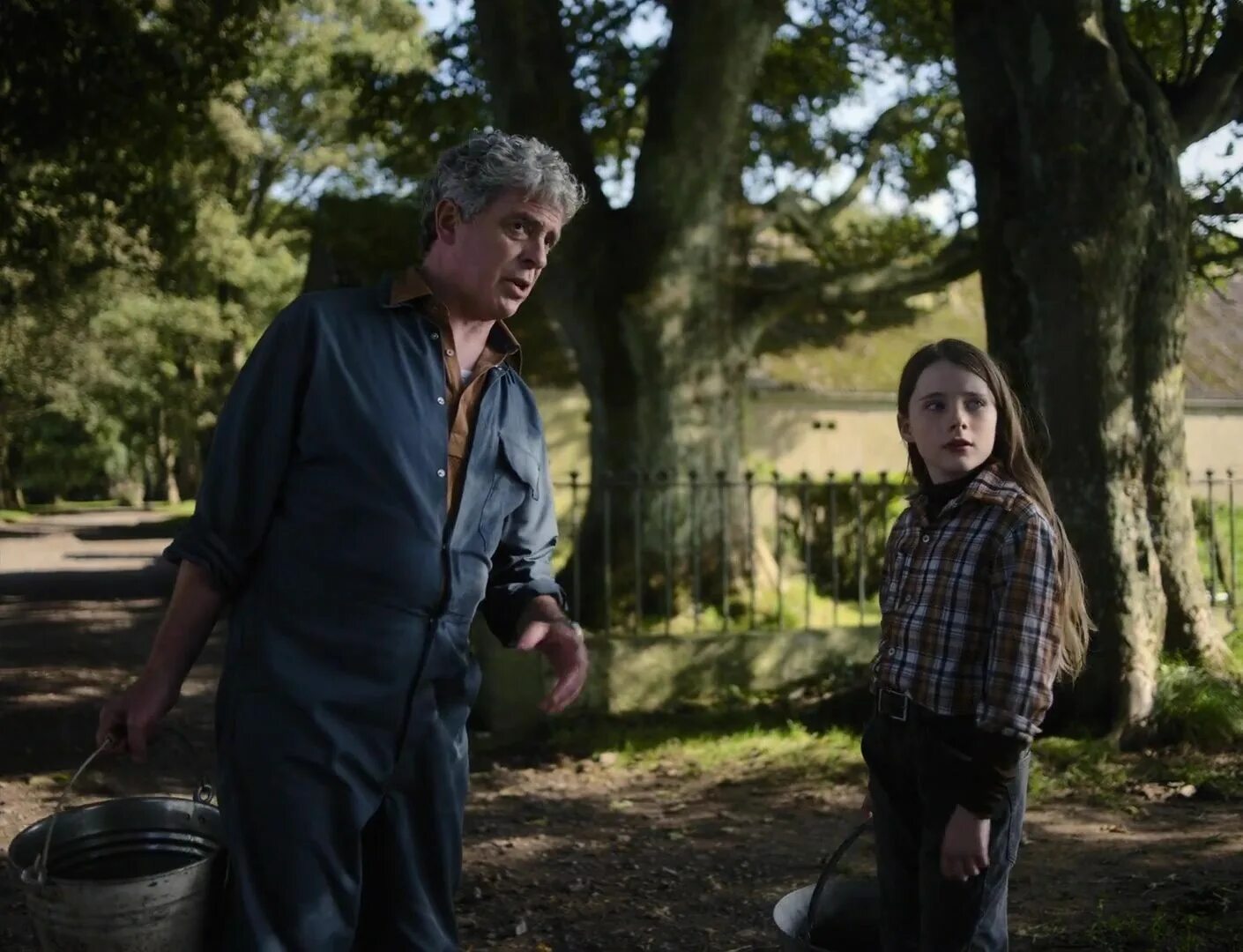 Trinkets элоди. Сериалы нетфликс 2019. Как выйти замуж за миллиардера фильм 2011 кадры. Энсел эльгорт мужчины женщины и дети. Жизнь тихони.