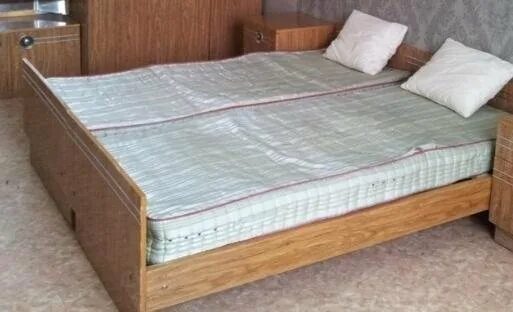 Не получилось в постели. Двуспальная кровать из двух односпальных кроватей. Две односпальные кровати соединяемые. Матрас кровать два в одном. 2 Односпальные кровати в одну двуспальную.