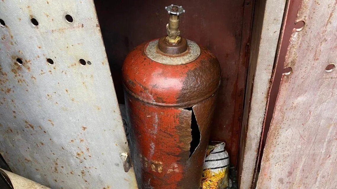 Газовый баллон для домашней плиты. Железный газовый баллон. Баллон газовый 50л. Узгпо баллоны. Газовый баллон на кухне на даче.